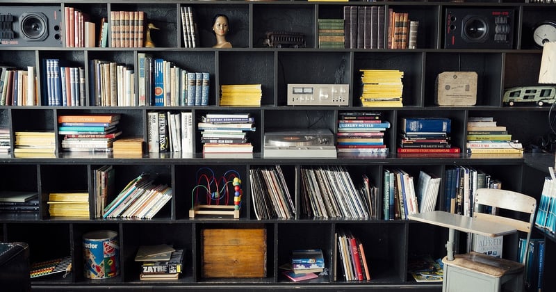 Fabriquer une bibliothèque sur mesure avec des planches en bois massif : le guide pas à pas