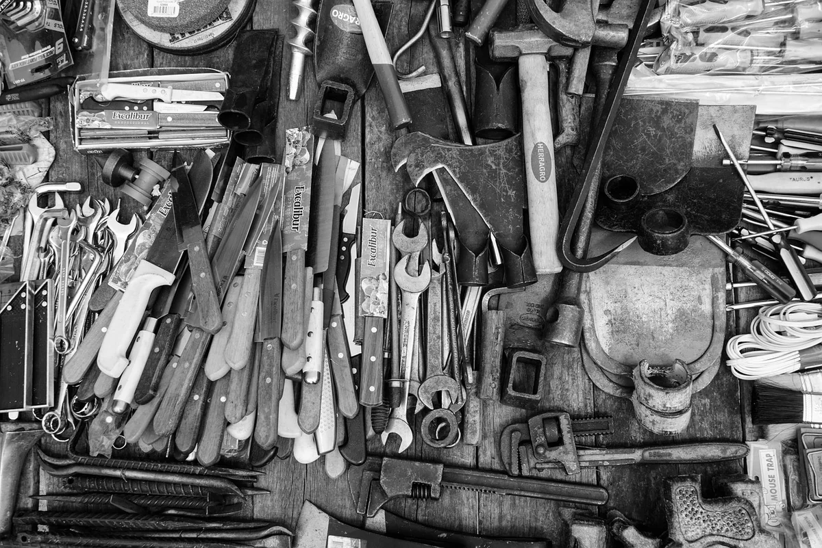 Guide complet 2026 : débuter en bricolage avec outils essentiels et astuces